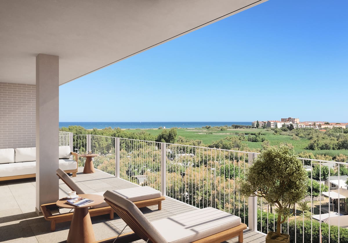 Balcón orientado al sur con vistas al mar